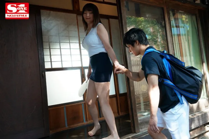 Anh chàng dâm dục buồi khi nhìn trộm em họ ngoại tình với chồng