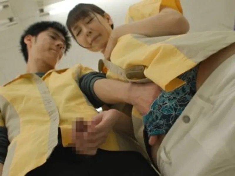 điên cuồng xxx cô nhân viên nữ nứng lồn trong siêu thị mini