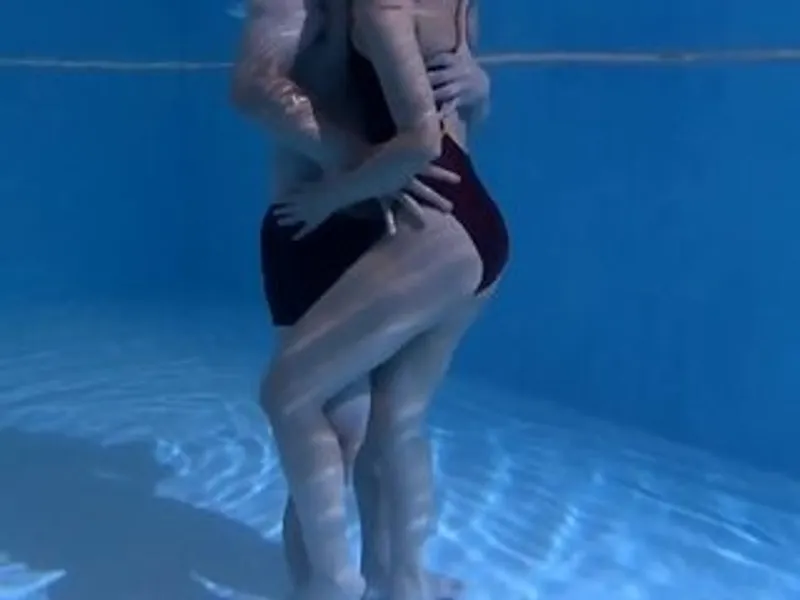 ông xã lạnh nhạt, vợ yêu ngoại tình với hlv dạy bơi