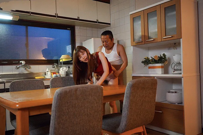 Con gái bị người chồng mới của mẹ phang mỗi ngày, cho dù đã có người yêu