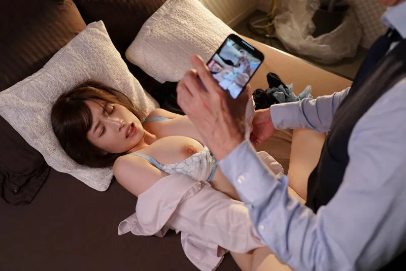 Tiền bối chuốc thuốc em thư ký bắt làm tình cả đêm khi đi công tác xa