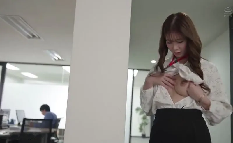 Bí ẩn đằng sau cô nhân viên mặt lạnh nghiêm nghị hóa ra là "nữ thần dâm đãng" đích thực.